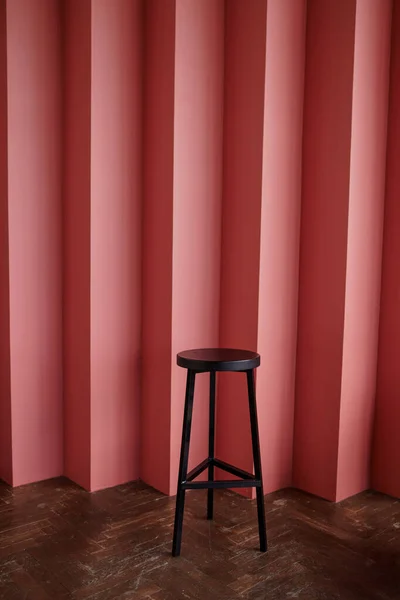 Kırmızı desenli modern duvara karşı klasik stil ahşap bar taburesi