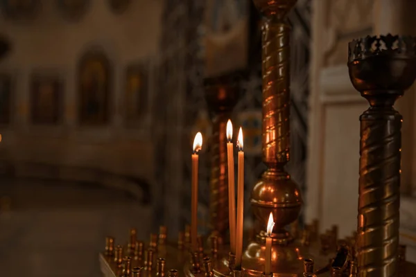 Sfeer Van Kerk Kaarsen Gele Lichten Bokeh Achtergrond Rechtenvrije Stockafbeeldingen
