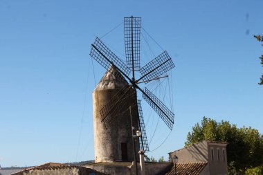 Köydeki eski yel değirmeni