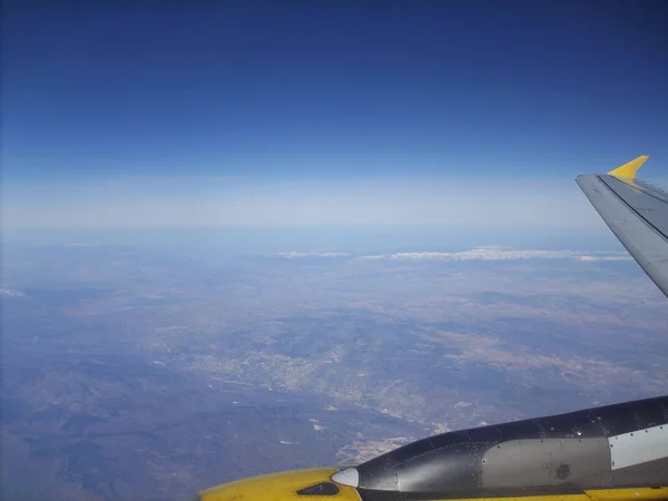Uçaktan uçak penceresinin görüntüsü