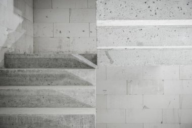 New Residential Block 'ta inşaat halindeki çiğ beton merdiven. İnşaat alanı. Endüstriyel Tema.