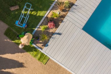 Profesyonel Bahçıvan Havuzu 'nun Çimenli Çimenlerini Kuruyor. Residential Backyard Garden bahçe düzenleme çalışmaları devam ediyor. Hava Görünümü