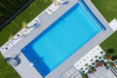 Yeşil Çim ve Bahçeli Çiçek Yatakları ile çevrili Dış Yüzme Havuzu mükemmel korunmuş. Residential House Backyard Garden Tasarımı. Eğlence ve Dinlenme Alanı. Hava Görünümü.
