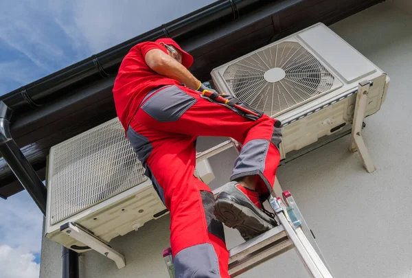 白种人专业技术人员在定期维修期间检查空调室外单元 住宅气候控制装置 — 图库照片