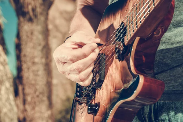 Гравець Грає Vintage Electric Six String Guitar Прилад Кавказьких Музикантів — стокове фото