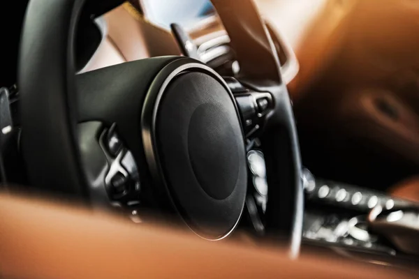 Moderne Auto Lederen Zwarte Stuurwiel Zijaanzicht Wazige Achtergrond Automobielthema — Stockfoto