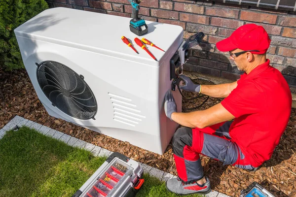 中老年Hvac专业技师在红色制服维修现代热泵机组 家居暖气及冷却系统主题 — 图库照片