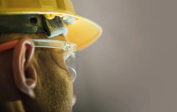 Closeup Trabalhador Masculino Caucasiano Vestindo Chapéu Duro Amarelo Óculos Proteção — Fotografia de Stock