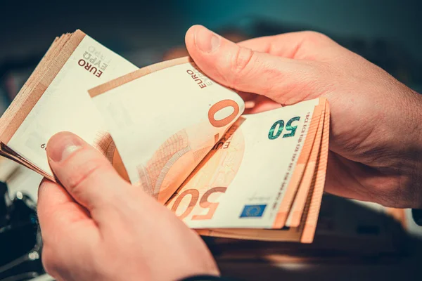 Primer Plano Billetes Euros Las Manos Los Hombres Contando Dinero — Foto de Stock