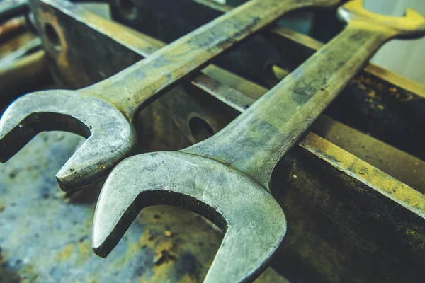 Penutup Dari Two Big Dirty Open End Wrenches Lying Metal — Stok Foto