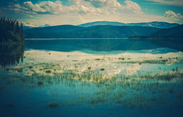 Большое Голубое Озеро Горами Заднем Плане Живописный Пейзаж Захватывающий Дух — стоковое фото