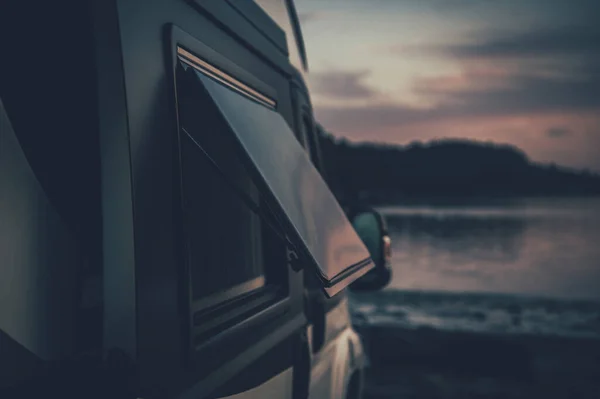 Primer Plano Ventana Inclinada Camper Van Estacionado Orilla Para Noche —  Fotos de Stock