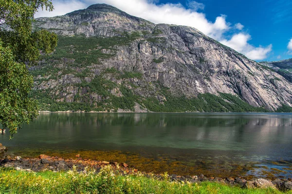 Beau Lac Avec Eau Verdâtre Situé Face High Rocky Mountain — Photo