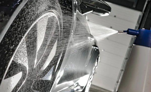 Veículo Luxo Sendo Pulverizado Com Água Moderna Estação Lavagem Carros — Fotografia de Stock