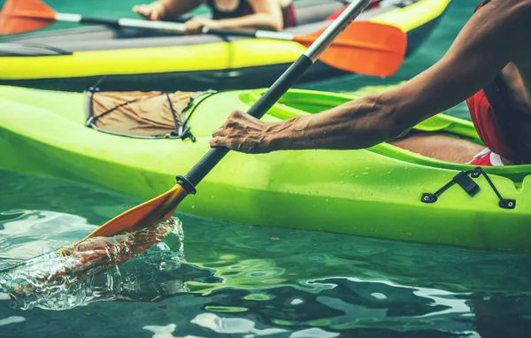 Kaukázusi Férfi Kajakos Evez Egy Zöld Túrakajakkal Kayak Paddle Közelsége — Stock Fotó