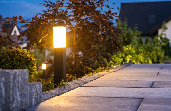 Garden Bollard Lambası Nın Kapanışı Bahçe Bahçesi Nde Yürüyüş Yolu — Stok fotoğraf