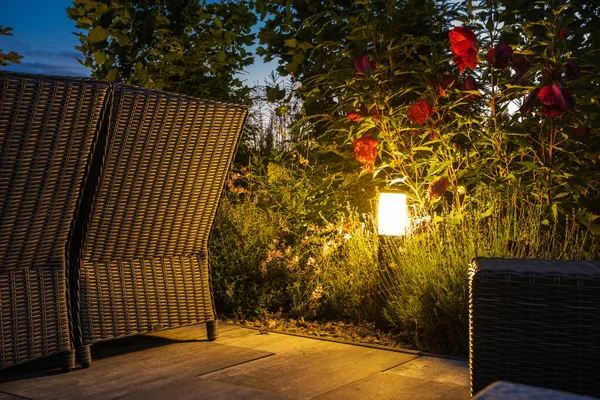 Pollerlicht Gebüsch Versteckt Beleuchtet Gemütliche Patio Garten Des Wohnhauses Thema — Stockfoto