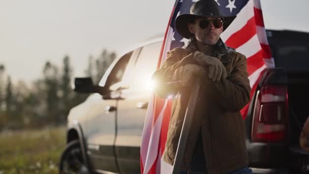 白人美国人耐心牛仔农场主呆在他的皮卡和美国国旗前 — 图库视频影像