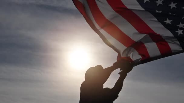 Uomo Mostra Amore Paese Sventolando Bandiera Americana — Video Stock