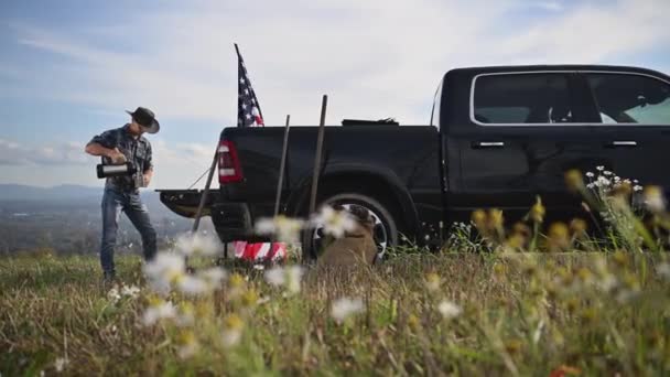アメリカのカウボーイは農場に滞在し トラックの横でコーヒーを飲む — ストック動画