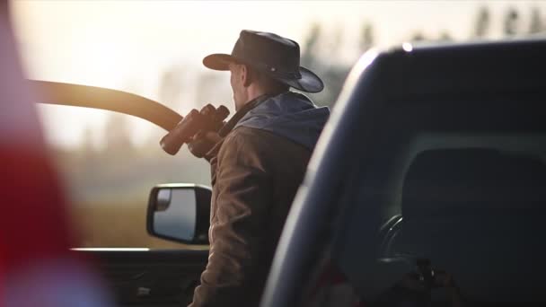Cowboy Mit Fernglas Der Hand Überwacht Sein Land Und Sein — Stockvideo