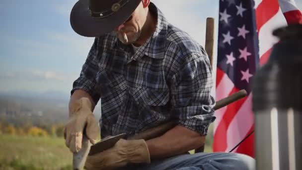 Cowboy Seus Anos Afiar Machado Enquanto Senta Seu Caminhão Coleta — Vídeo de Stock