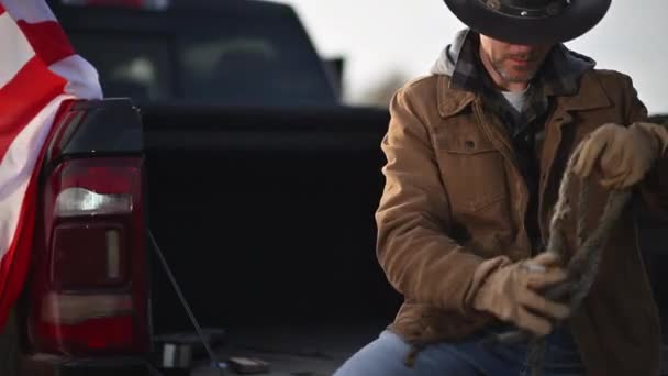 Assentos Cowboy Americano Sua Cama Carga Coleta Cigarro Para Fumar — Vídeo de Stock