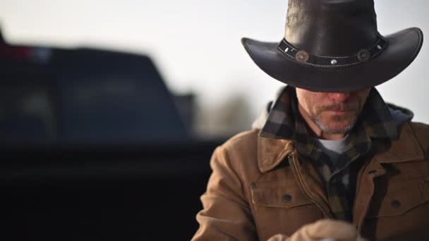 Caucasiano Cowboy Fumar Cigarro Lado Seu Caminhão Coleta — Vídeo de Stock