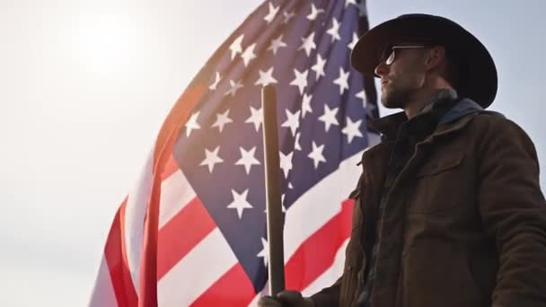 Гордий Кавказький Американський Ковбой Роках Залишався Поруч Американським Національним Прапором — стокове відео