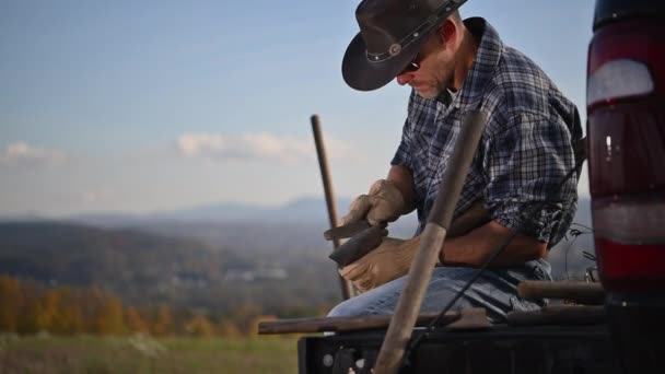 Amerikanischer Kaukasischer Cowboy Seinen Vierzigern Schärft Eine Axt Während Auf — Stockvideo