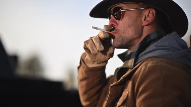 Caucasiano Cowboy Americano Fumando Cigarro Aproveitando Seu Tempo Uma Fazenda — Vídeo de Stock