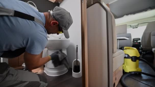 Werknemer Schoon Desinfecteren Een Camper Van Toiletpot — Stockvideo