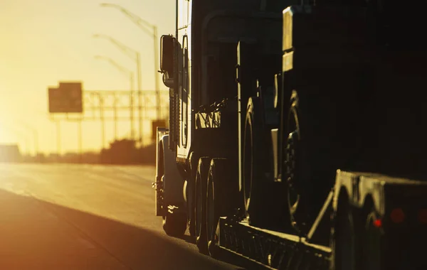 Schwerlasttransporte Mit Sattelschlepper Sonnenuntergang Auf Dem Amerikanischen Highway — Stockfoto