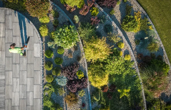 Luchtfoto Van Residentiële Rockery Backyard Garden Man Blaast Bladeren Van — Stockfoto