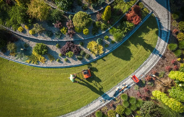 Luchtfoto Van Professionele Tuinwerker Met Push Spreader Grasbemesting Thema Tuinieren — Stockfoto