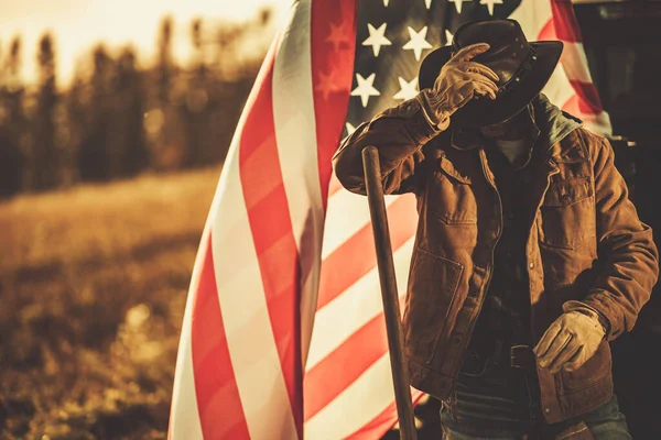 アメリカ国旗の前にアメリカのカウボーイ牧場がある 愛国的テーマ — ストック写真