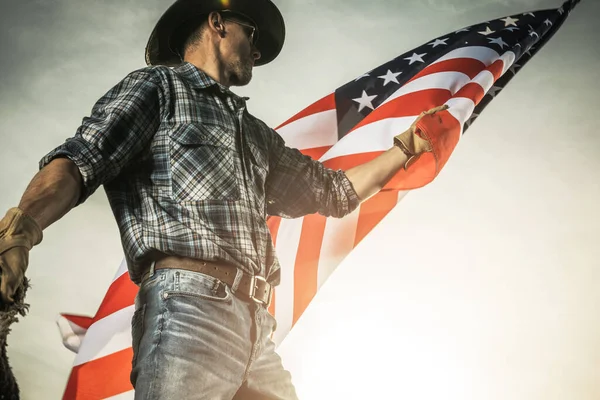 American Proud Patriotic Caucasian Cowboy Ondeando Bandera Nacional Los Estados — Foto de Stock