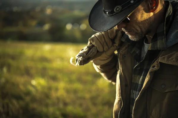 Caucasico Pensive Cowboy Rancher Nel Suo Profilo Ritratto All Aperto — Foto Stock