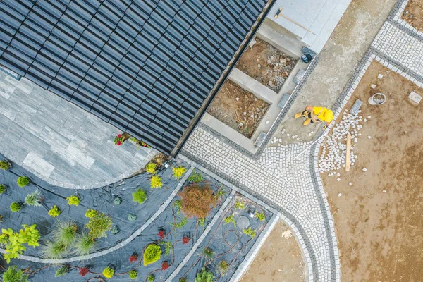 新住宅后花园及房屋围护结构空中景观 园艺师工人安装鹅卵石路 — 图库照片