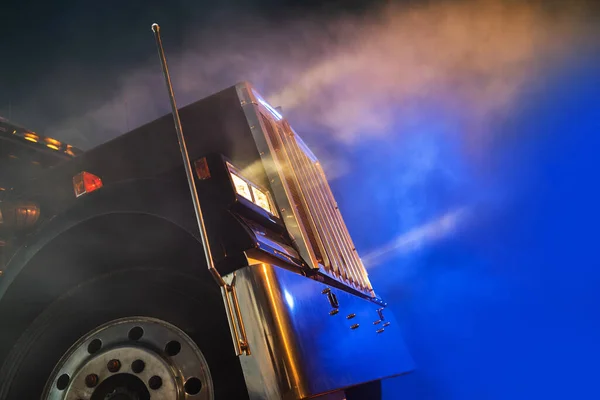 Semi Caminhão Densa Nevoeiro Condições Condução Durante Horas Noite Tempo — Fotografia de Stock