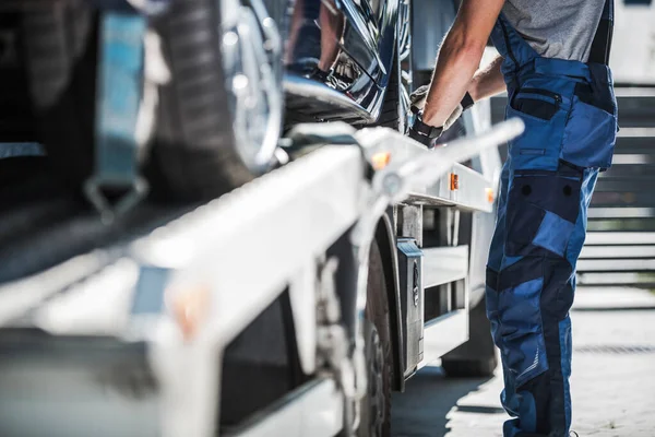 Profissional Repo Trabalhador Securing Car Caminhão Reboque — Fotografia de Stock