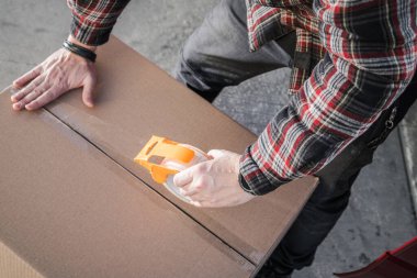 Şeffaf paket bandı kullanarak Mover Mühürleme Karton Kutusu. Profesyonel Taşıma Hizmetleri. Hava Görünümü.