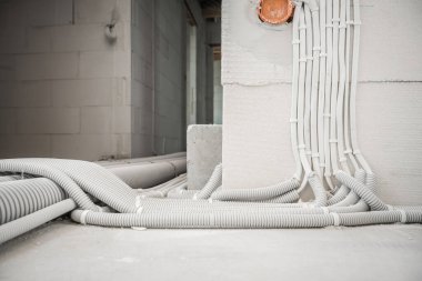 Elektrik Sistemi Beyaz Kanalları Yeni İnşa Edilen Ev 'e kuruldu. Güç Malzemesi. Endüstriyel Tema.