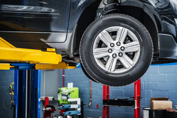 Vehicle Lifted Car Lift Automobile Workshop Wheel Closeup Scheduled Mechanic — Stock Photo, Image