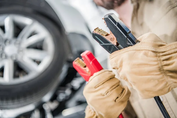 Car Mechanics Hands Holding Booster Kábelek Jármű Akkumulátor Start Support — Stock Fotó