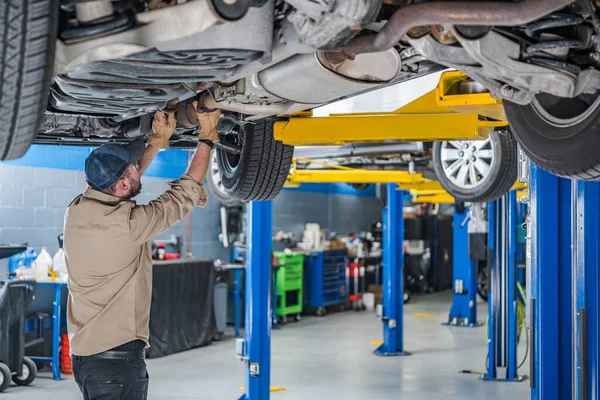 Professionele Mechanic Uitvoeren Van Car Exhaust System Check Onderhoud Van — Stockfoto