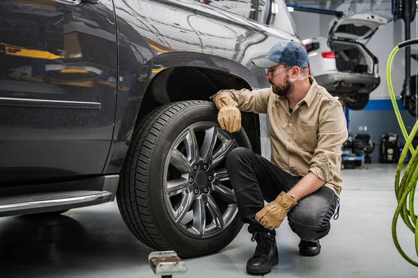 Professional Middle Aged Mechanic Checking Condition Car Tires Scheduled Seasonal — Stock Photo, Image