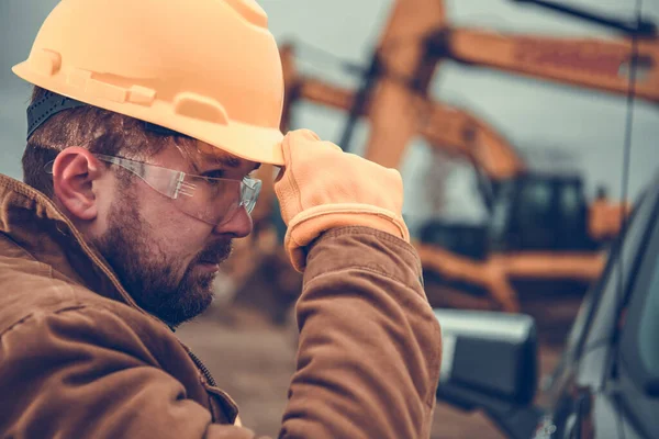 专业建筑工人穿着黄色硬帽 护目镜和手套的服装 工业安全设备主题 — 图库照片