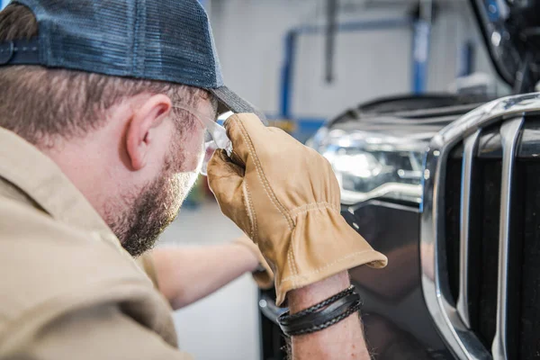 Professionele Blanke Monteur Voertuigkoplampen Controleren Tijdens Geplande Auto Inspectie Automobielthema — Stockfoto