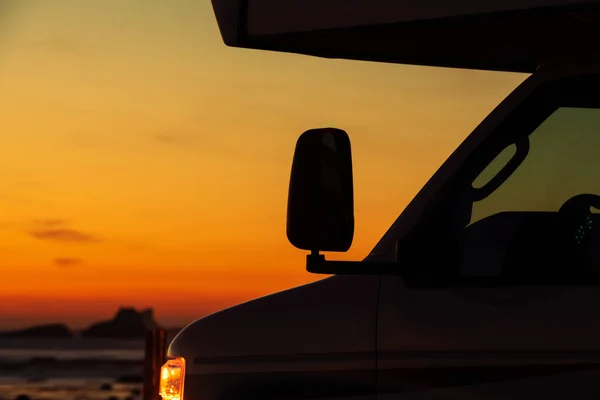 Fechar Veículo Recreativo Estacionado Praia Scenic Sunset Sea Background Tema — Fotografia de Stock